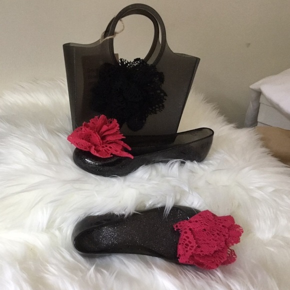 GUESS KIDS RUBBER SHOES WITH BAG - Picture 2 of 7